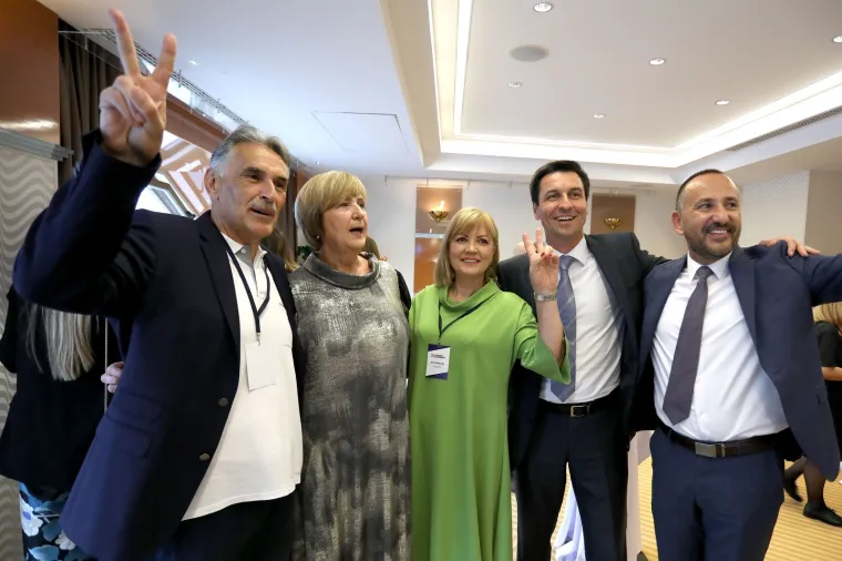 NAKON OBJAVE PRVIH REZULTATA IZBORA: Slavlje u stožeru Suverenista, Ruža Tomašić ne skida osmijeh s lica