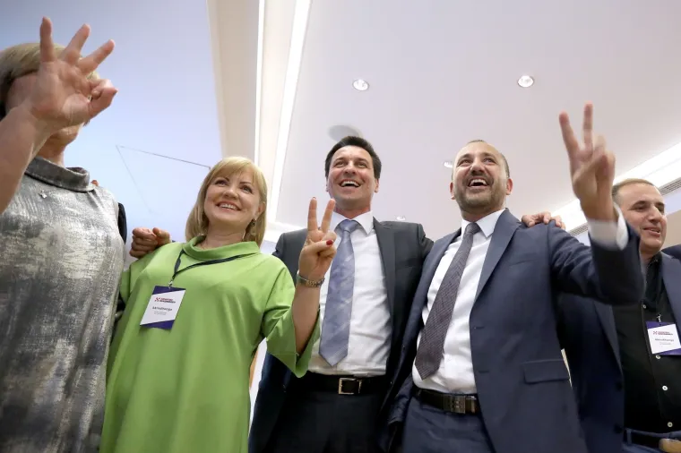 NAKON OBJAVE PRVIH REZULTATA IZBORA: Slavlje u stožeru Suverenista, Ruža Tomašić ne skida osmijeh s lica