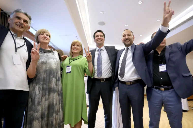 NAKON OBJAVE PRVIH REZULTATA IZBORA: Slavlje u stožeru Suverenista, Ruža Tomašić ne skida osmijeh s lica