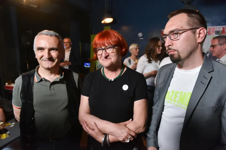 KOALICIJA MOŽEMO! DOČEKALA PRVE REZULTATE UZ PIVO I UGODNO DRUŽENJE: Bili su u baru Pločnik