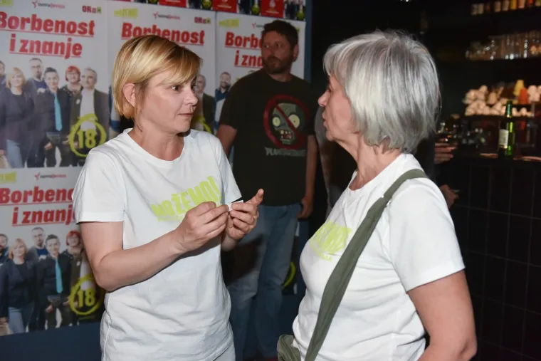 KOALICIJA MOŽEMO! DOČEKALA PRVE REZULTATE UZ PIVO I UGODNO DRUŽENJE: Bili su u baru Pločnik