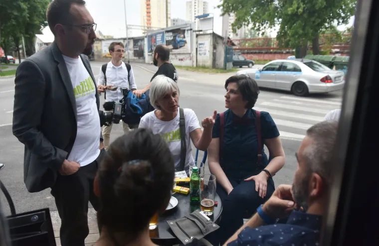 KOALICIJA MOŽEMO! DOČEKALA PRVE REZULTATE UZ PIVO I UGODNO DRUŽENJE: Bili su u baru Pločnik