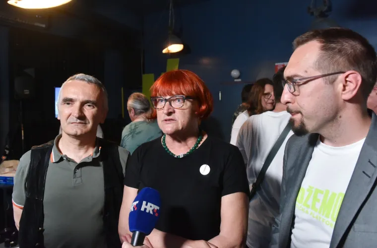 Koalicijska lista političke platforme Možemo! - Nove ljevice i Oraha, izborne je rezultate dočekala u zagrebačkom baru Pločnik u Međimurskoj ulici. Na fotografiji su Rada Borić, Tomislav Tomašević.