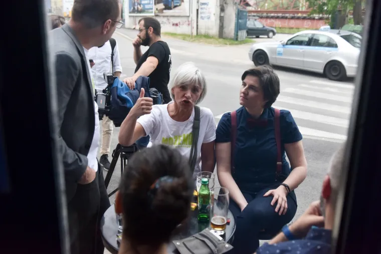 KOALICIJA MOŽEMO! DOČEKALA PRVE REZULTATE UZ PIVO I UGODNO DRUŽENJE: Bili su u baru Pločnik