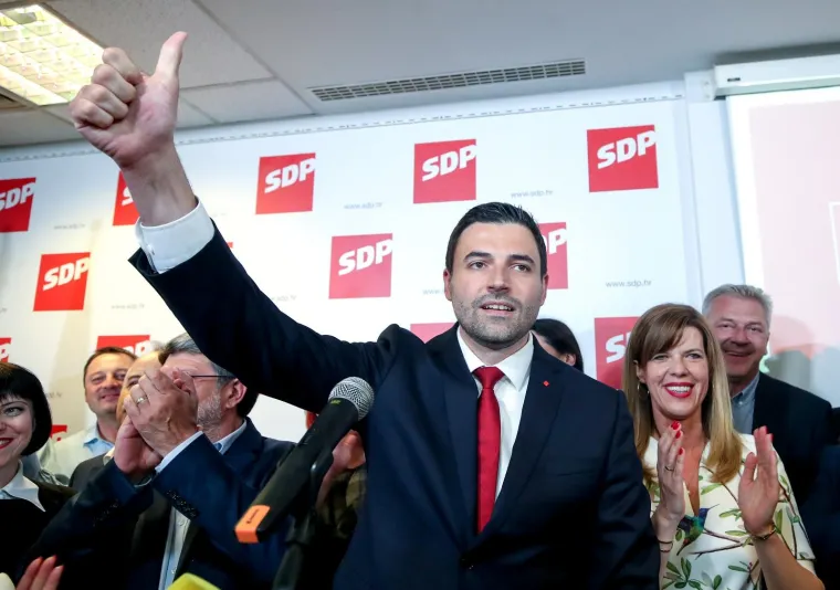 Davor Bernardić od sreće se rasplakao u stožeru.