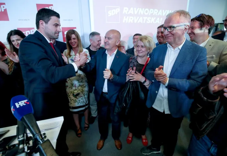 VELIKA GALERIJA IZ STOŽERA SDP-A: Bernardić u suzama zahvaljuje kolegama, neviđena euforija zavladala među socijaldemokratima