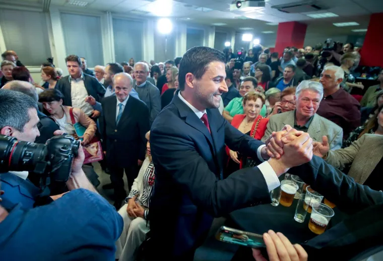 VELIKA GALERIJA IZ STOŽERA SDP-A: Bernardić u suzama zahvaljuje kolegama, neviđena euforija zavladala među socijaldemokratima