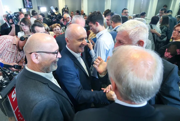 VELIKA GALERIJA IZ STOŽERA SDP-A: Bernardić u suzama zahvaljuje kolegama, neviđena euforija zavladala među socijaldemokratima