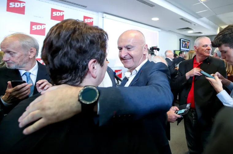 VELIKA GALERIJA IZ STOŽERA SDP-A: Bernardić u suzama zahvaljuje kolegama, neviđena euforija zavladala među socijaldemokratima