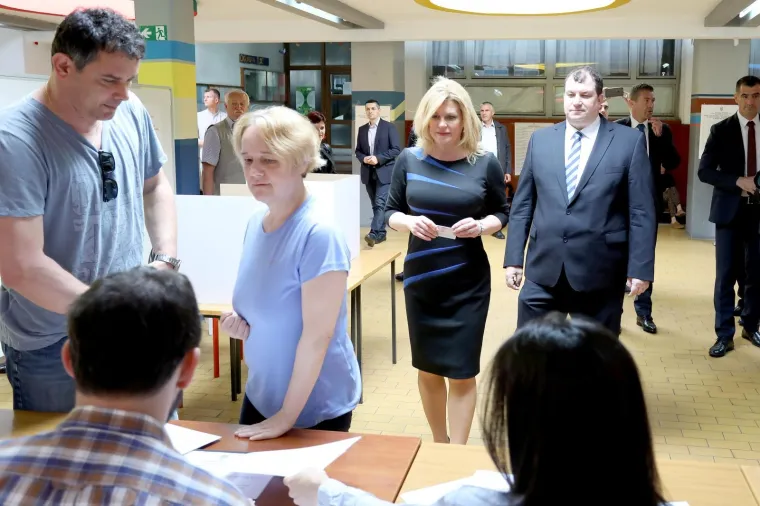 KOLINDA I JAKOV OBAVILI GLASANJE: U trenutku zaokruživanja jedno drugom uputili znakovit pogled