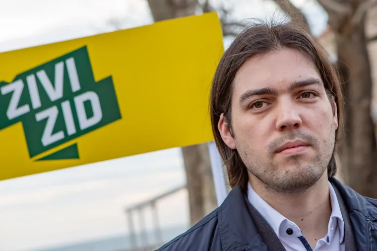 Antieuropski nastorojeni &bdquo;živozida&scaron;i&ldquo; uspjeli su doći do mandata koji ih lansira u Bruxselles. Tako su im predviđale i ankete, pa većih iznenađenja nema iako vjerojatno nisu zadovoljni činjenicom da su i Kolaku&scaron;ić i desni blok osvojili vi&scaron;e glasova od njih.