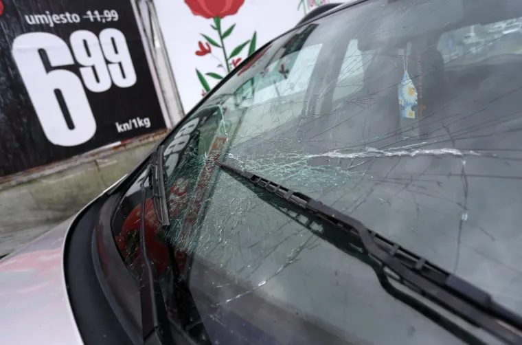 Natočio gorivo pa odjurio! U bijegu pred policijom probio rampu na Lučkom