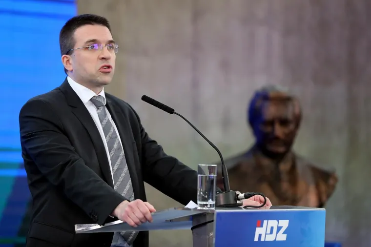 Tomislav Sokol je do kampanje za euroizbore bio relativno nepoznat član HDZ-a. Za HDZ-ovu listu kandidirao ga je zagrebački HDZ.
