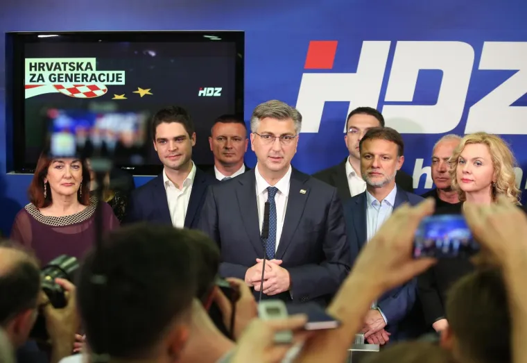 U STOŽERU HDZ-A SPLASNULO VESELJE: Pogledajte atmosferu u trenutku kada je Plenković davao izjavu za medije