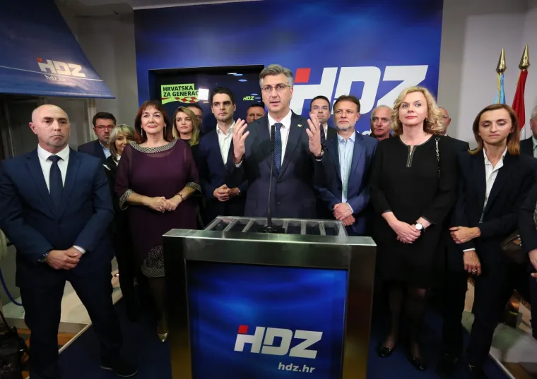 U STOŽERU HDZ-A SPLASNULO VESELJE: Pogledajte atmosferu u trenutku kada je Plenković davao izjavu za medije