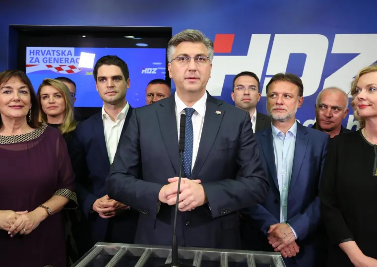 U STOŽERU HDZ-A SPLASNULO VESELJE: Pogledajte atmosferu u trenutku kada je Plenković davao izjavu za medije