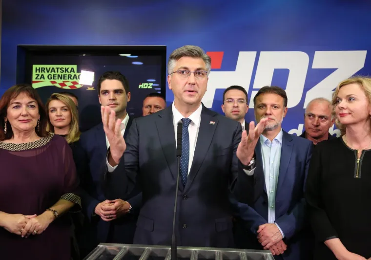 U STOŽERU HDZ-A SPLASNULO VESELJE: Pogledajte atmosferu u trenutku kada je Plenković davao izjavu za medije