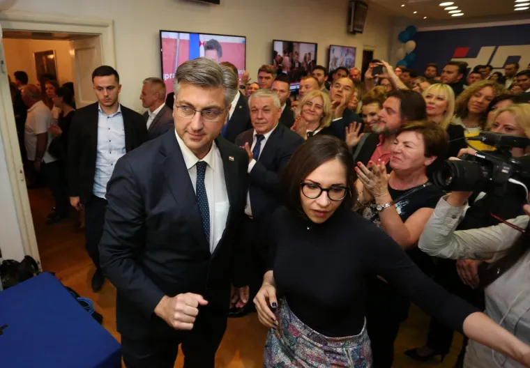 U STOŽERU HDZ-A SPLASNULO VESELJE: Pogledajte atmosferu u trenutku kada je Plenković davao izjavu za medije