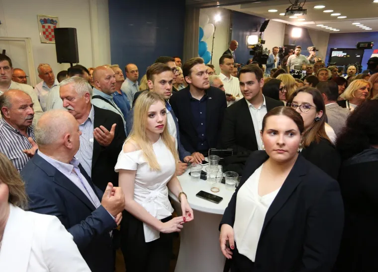 U STOŽERU HDZ-A SPLASNULO VESELJE: Pogledajte atmosferu u trenutku kada je Plenković davao izjavu za medije