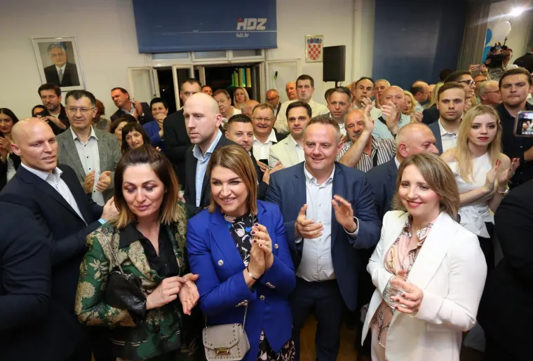 U STOŽERU HDZ-A SPLASNULO VESELJE: Pogledajte atmosferu u trenutku kada je Plenković davao izjavu za medije