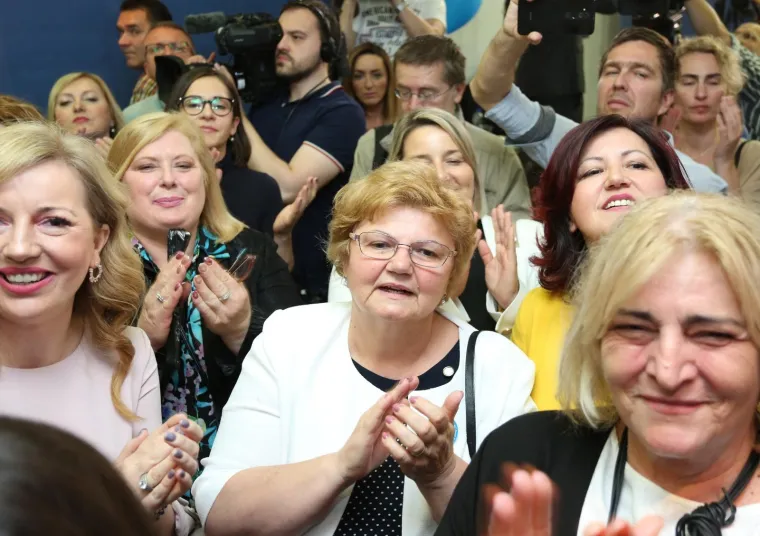 U STOŽERU HDZ-A SPLASNULO VESELJE: Pogledajte atmosferu u trenutku kada je Plenković davao izjavu za medije