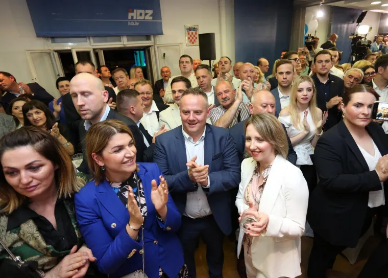 U STOŽERU HDZ-A SPLASNULO VESELJE: Pogledajte atmosferu u trenutku kada je Plenković davao izjavu za medije