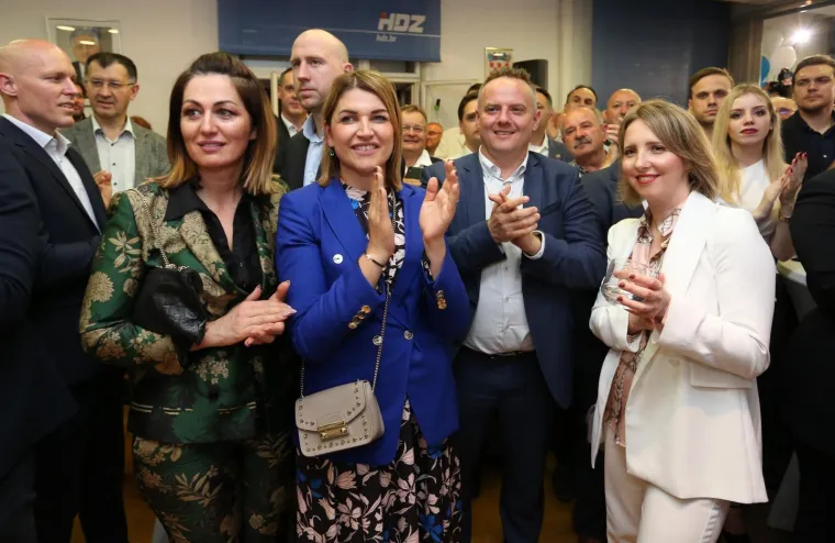 U STOŽERU HDZ-A SPLASNULO VESELJE: Pogledajte atmosferu u trenutku kada je Plenković davao izjavu za medije