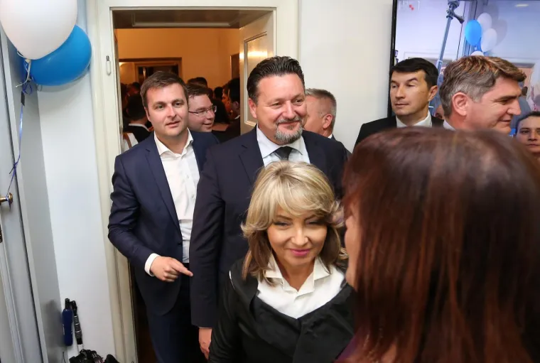 U STOŽERU HDZ-A SPLASNULO VESELJE: Pogledajte atmosferu u trenutku kada je Plenković davao izjavu za medije