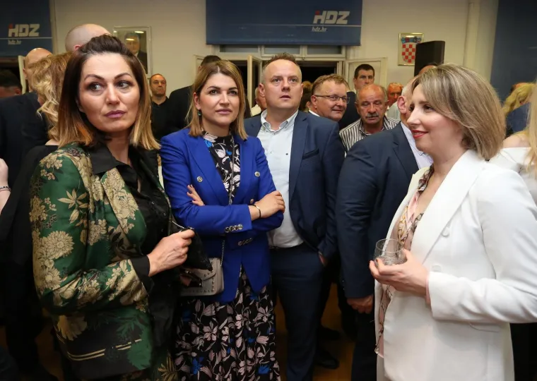 U STOŽERU HDZ-A SPLASNULO VESELJE: Pogledajte atmosferu u trenutku kada je Plenković davao izjavu za medije