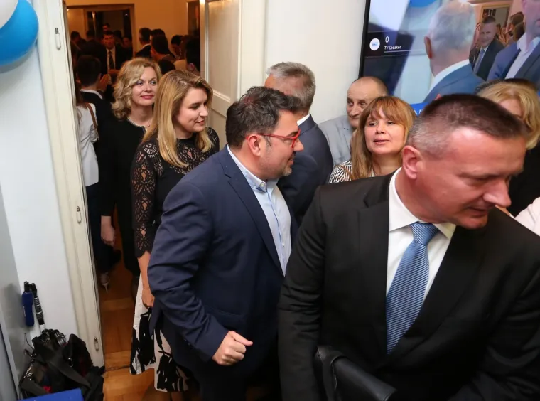 U STOŽERU HDZ-A SPLASNULO VESELJE: Pogledajte atmosferu u trenutku kada je Plenković davao izjavu za medije