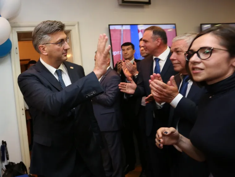 U STOŽERU HDZ-A SPLASNULO VESELJE: Pogledajte atmosferu u trenutku kada je Plenković davao izjavu za medije