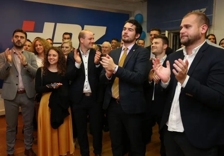 U STOŽERU HDZ-A SPLASNULO VESELJE: Pogledajte atmosferu u trenutku kada je Plenković davao izjavu za medije