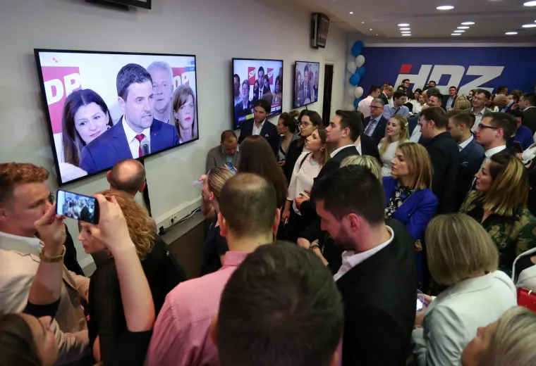 U STOŽERU HDZ-A SPLASNULO VESELJE: Pogledajte atmosferu u trenutku kada je Plenković davao izjavu za medije