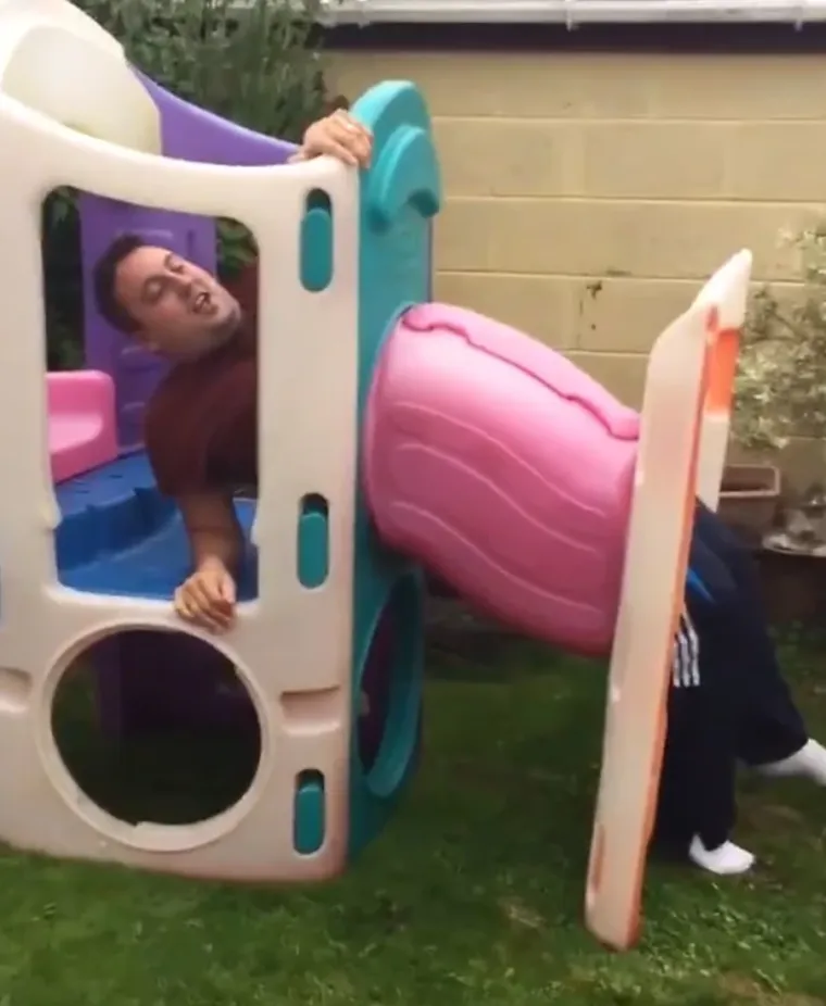 KAD ODRASLI NE ODRASTU: Imitirali su svoje klince, a na kraju su ih morali spa&scaron;avati vatrogasci