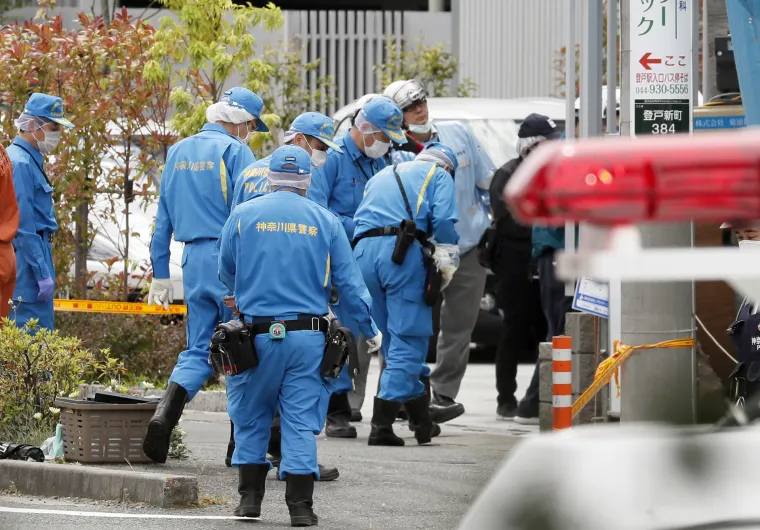 Napadač u&scaron;ao u autobus i nožem ranio 17 osoba: Poginula curica, tri ubodene u vrat i glavu