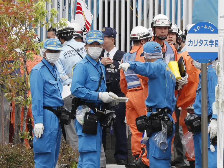 Napadač u&scaron;ao u autobus i nožem ranio 17 osoba: Poginula curica, tri ubodene u vrat i glavu