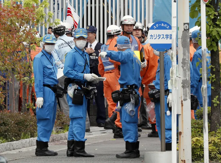 Napadač u&scaron;ao u autobus i nožem ranio 17 osoba: Poginula curica, tri ubodene u vrat i glavu