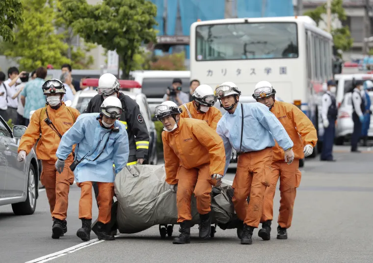 Napadač u&scaron;ao u autobus i nožem ranio 17 osoba: Poginula curica, tri ubodene u vrat i glavu