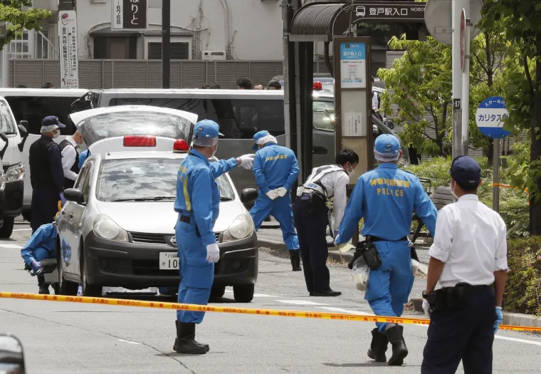 Napadač u&scaron;ao u autobus i nožem ranio 17 osoba: Poginula curica, tri ubodene u vrat i glavu