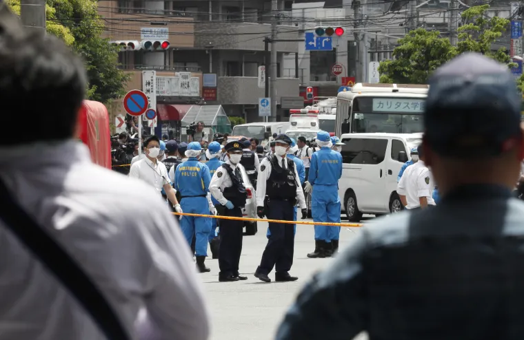 Napadač u&scaron;ao u autobus i nožem ranio 17 osoba: Poginula curica, tri ubodene u vrat i glavu