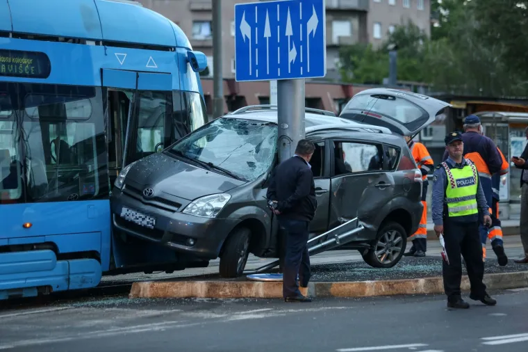 Nova nesreća u Zagrebu: Tramvaj prignječio automobil uz stup