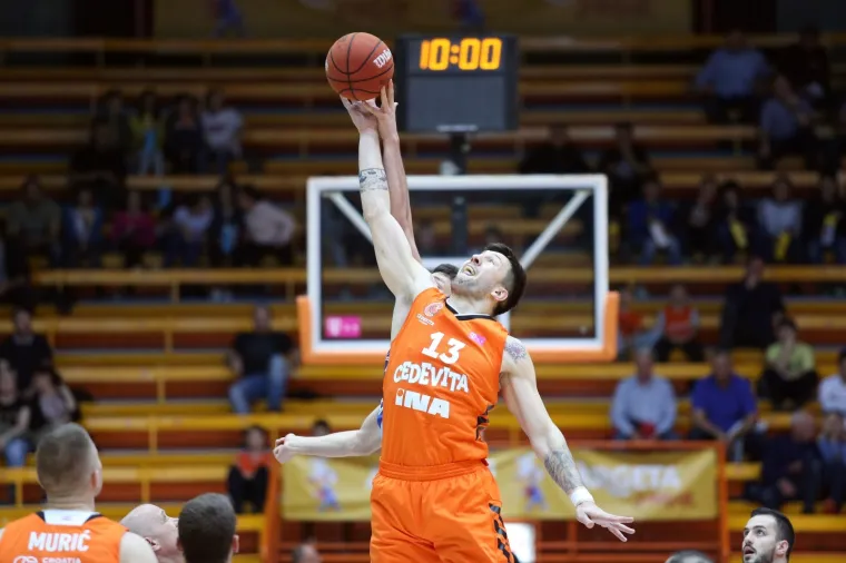 KOŠARKAŠKA ROMANTIKA NA CIBONIN NAČIN: Emil Tedeschi mlađi sa suprugom pratio još jedno potonuće Cedevite
