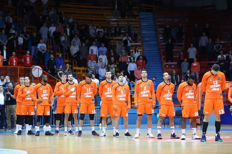 Košarkaši Cibone pobijedili su u trećoj utakmici finala prvenstva Hrvatske u gostima Cedevitu s 76-65 (14-14, 18-17, 26-22, 18-12) i poveli s 3-0 u seriji na četiri pobjede.