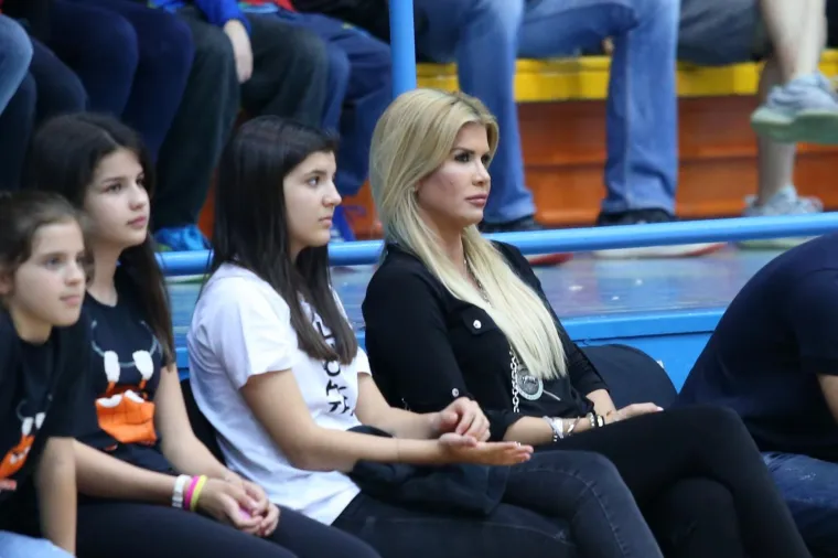 KOŠARKAŠKA ROMANTIKA NA CIBONIN NAČIN: Emil Tedeschi mlađi sa suprugom pratio još jedno potonuće Cedevite
