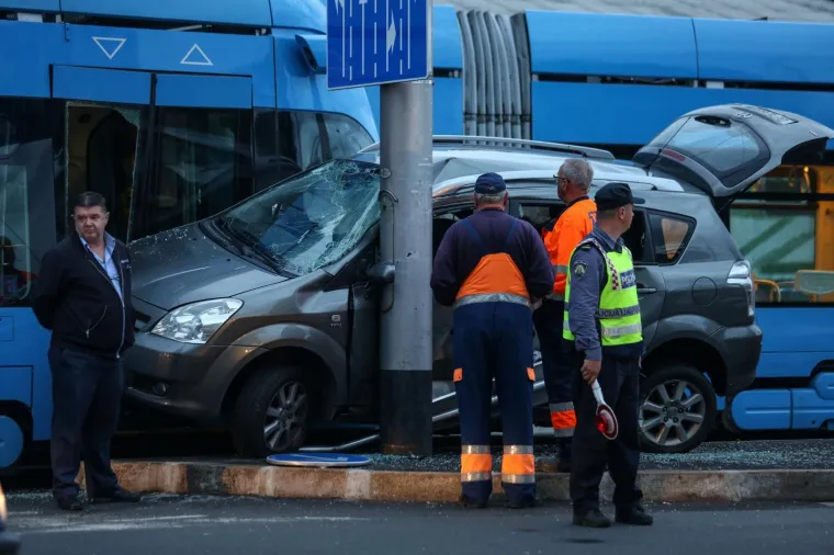 Sudarili su se tramvaj i automobil, pri čemu je automobil ostao prignječen između tramvaja koji je vozio u smjeru Savi&scaron;ća te stupa.