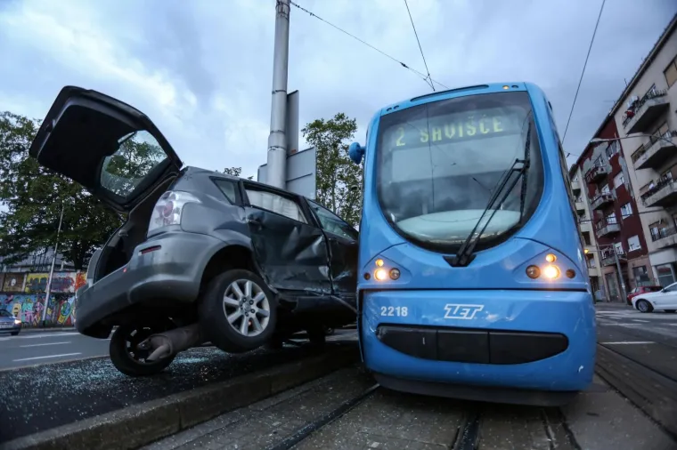 UŽASAN PRIZOR U CENTRU ZAGREBA: Sudarili se automobil i tramvaj, auto ostao prignječen i na dva kotača