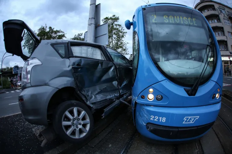 UŽASAN PRIZOR U CENTRU ZAGREBA: Sudarili se automobil i tramvaj, auto ostao prignječen i na dva kotača