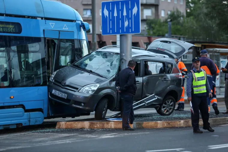 UŽASAN PRIZOR U CENTRU ZAGREBA: Sudarili se automobil i tramvaj, auto ostao prignječen i na dva kotača