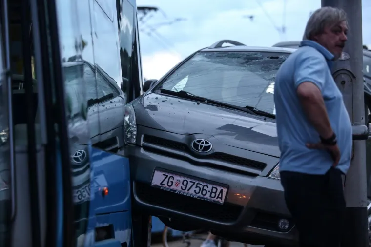 UŽASAN PRIZOR U CENTRU ZAGREBA: Sudarili se automobil i tramvaj, auto ostao prignječen i na dva kotača