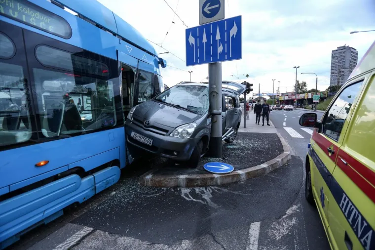 UŽASAN PRIZOR U CENTRU ZAGREBA: Sudarili se automobil i tramvaj, auto ostao prignječen i na dva kotača